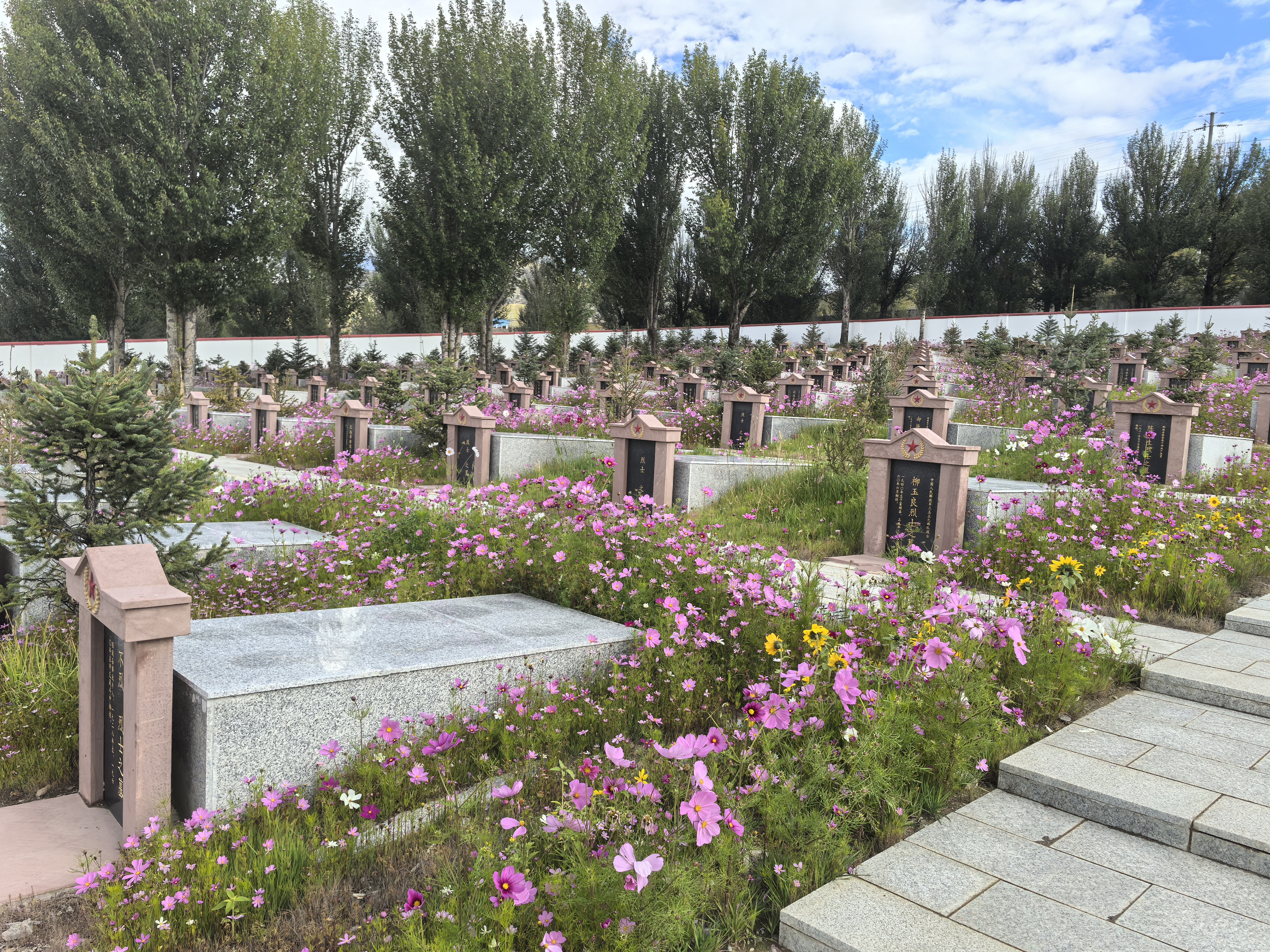 捐資800萬，修繕改建稻城烈士陵園